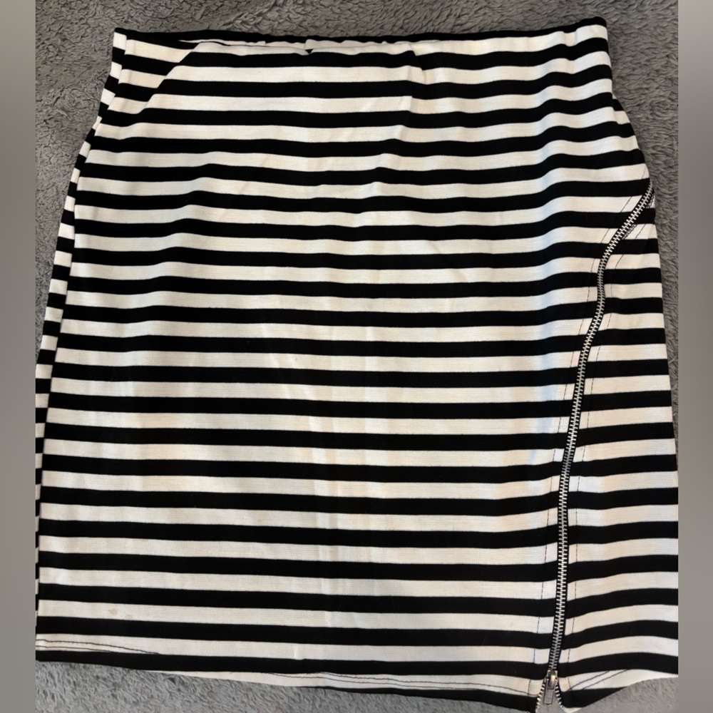 Hot Gal Black and White Ruched Pencil Midi Skirt